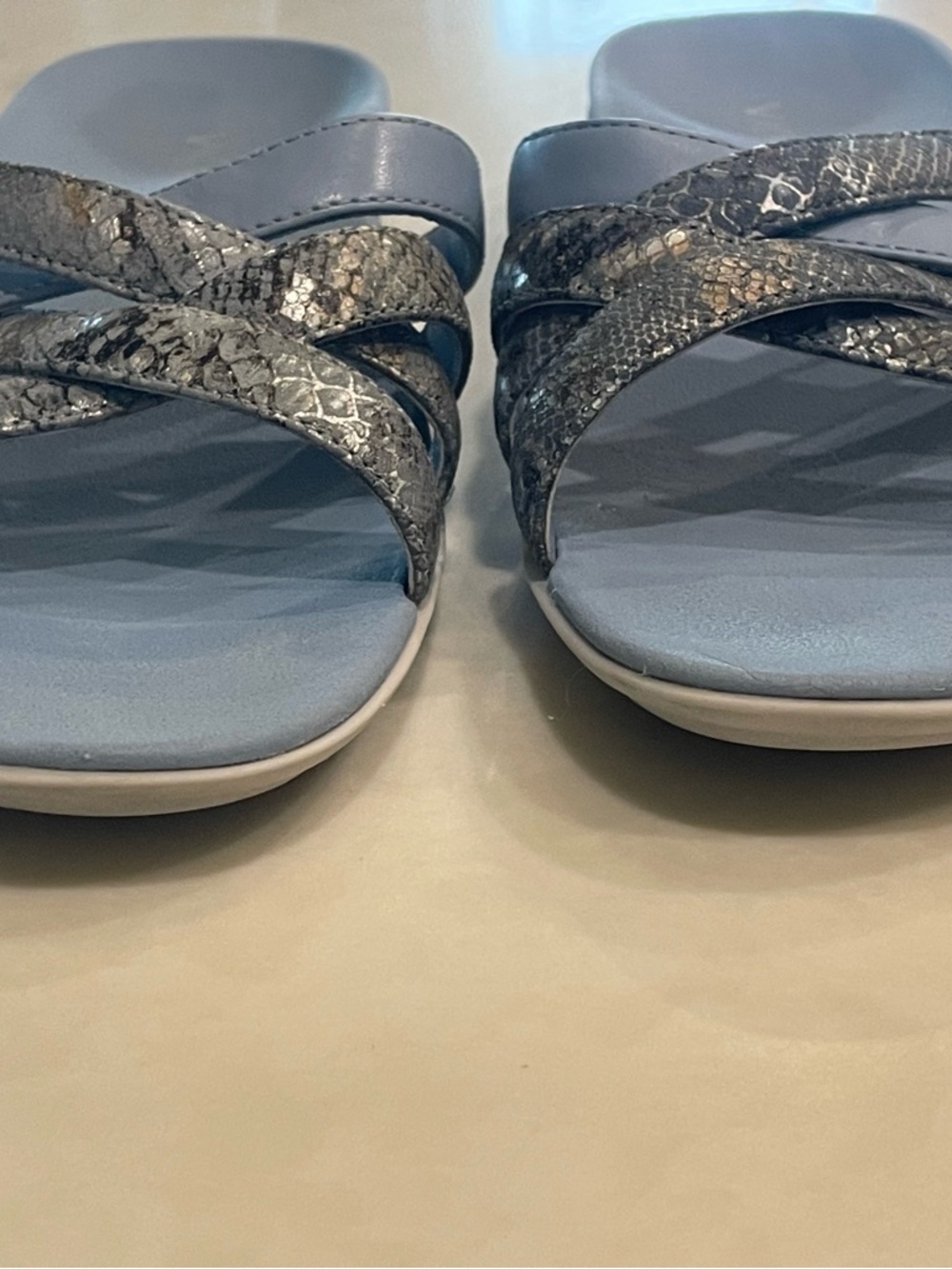 Vionic Dava Boa light blue snakeskin cross strap side sandal - Picture 3 of 8